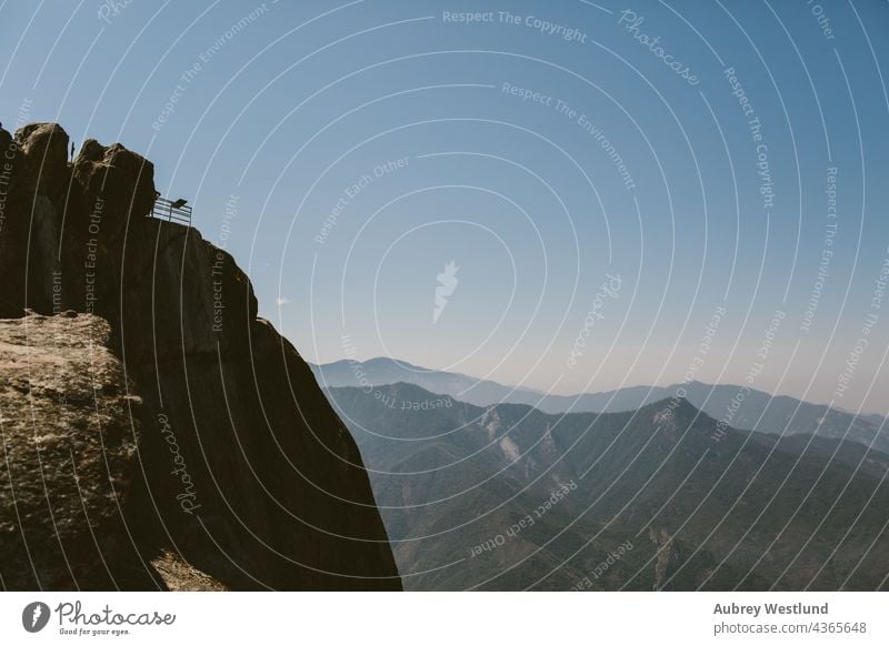 moro rock sequoia national park Erwachsene amerika Kalifornien Kultur Ausflugsziel Erkundung erkunden erkundend Wald frisch Riese Wanderer wandern Feiertag