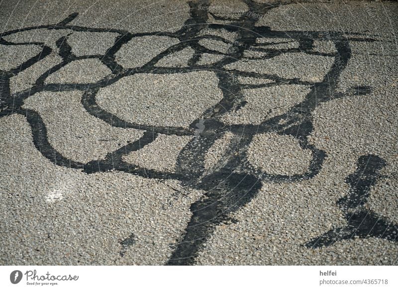 Risse in der Teerdecke die mit Flüssig Asphalt geschlossen wurden Straße teerdecke Wege & Pfade grau schwarz Regenwasser Pfütze Wasser beschädigt kaputt Loch