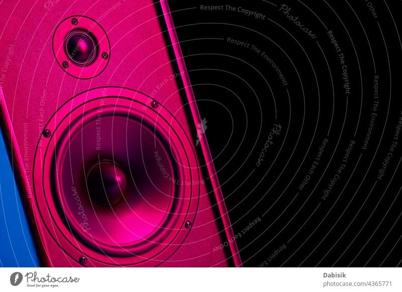 Stereolautsprecher mit Neonlicht auf dunklem Hintergrund Redner Klang stereo Audio Lautsprecher Konzept Musik Party akustisch kreisen Bass schwarz elektronisch