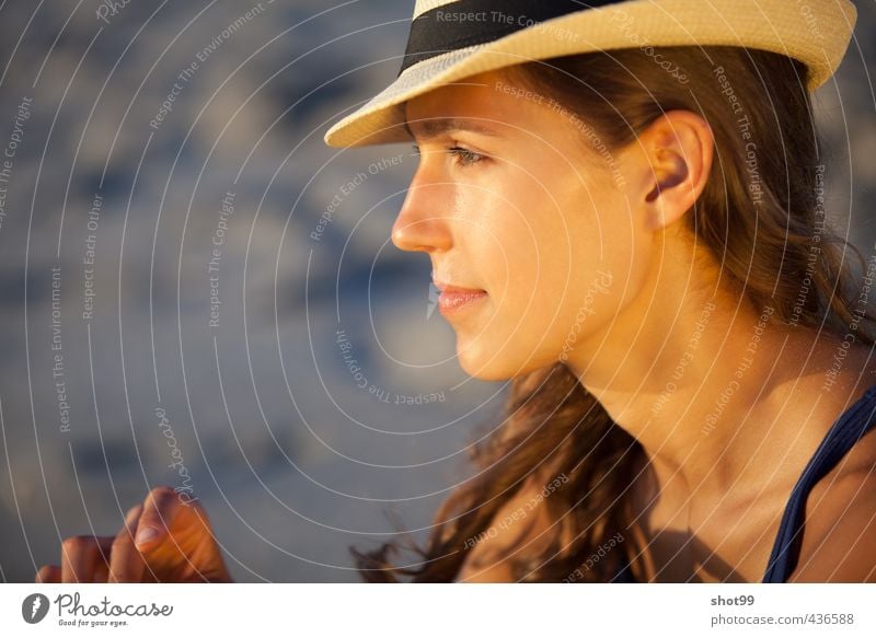 Frau mit Hut am Strand von Venice Beach Blick Lächeln Gesicht Erholung genießen Tanktop blau Ferien & Urlaub & Reisen Kalifornien Los Angeles USA Wasser Sand