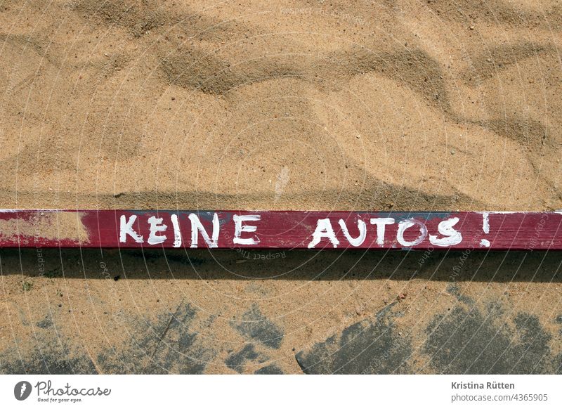 keine autos steht am sandkasten in der fahrradstraße spielplatz kinder fußgänger radfahrer spielstraße radverkehr fahrradfahren mobilität klimafreundlich sicher