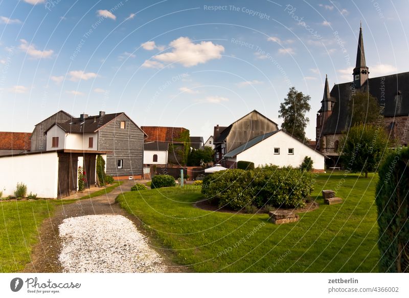 Stausebach dorf ort ortschaft haus wohnhaus kirche kirchturm Außenaufnahme Menschenleer Religion & Glaube Kirchturmspitze Haus Gebäude Architektur stille ruhe