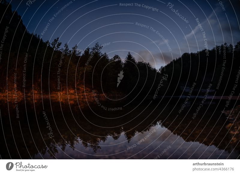 Nachtaufnahme von ruhigem Wasser unter Sternenhimmel im Wald natur Außenaufnahme Menschenleer Landschaft nacht see wasser sterne sternenklar Nachthimmel