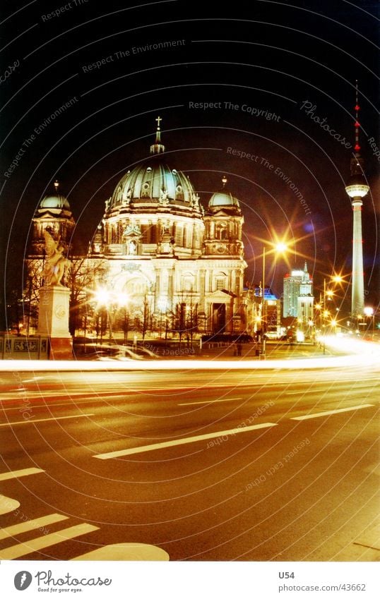 Touristenbild Deutscher Dom Langzeitbelichtung Nacht Architektur Bewegung Lichterstrom Straße Berlin Berliner Fernsehturm