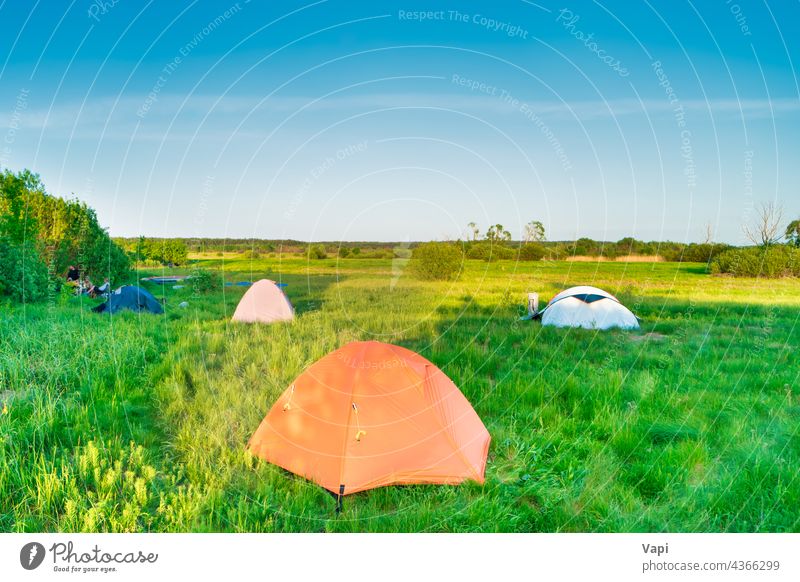 Zeltcamping auf grüner Wiese Sonnenuntergang Gras Wald Feld Himmel Natur wandern orange gelb Abenteuer reisen Landschaft Tourismus Sonnenaufgang Sommer Szene