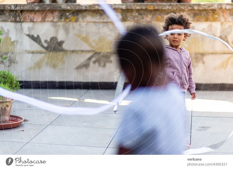 Kinder spielen im Innenhof patio Glück Sommer schwarz Afrikanisch Amerikaner Tag Haus Familie jung Mädchen außerhalb Junge heimwärts Lifestyle Spaß Zusammensein