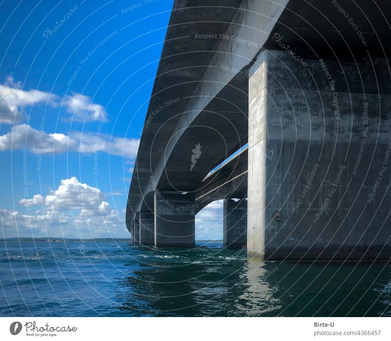 Storebælt-Brücke Meer Wasser Himmel Architektur Außenaufnahme blau Dänemark Menschenleer Farbfoto Tag Wolken Reisen Ostsee Verbindungen