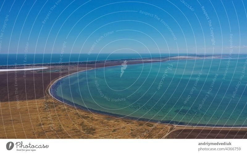 Aerial Drohne Blick auf das blaue Meer, Himmel und Küstenlinie. Schöne tropische Strand aus der Vogelperspektive. schwarzen Meer in der Ukraine. Sommerurlaub Urlaub Konzept. Reise Inspiration