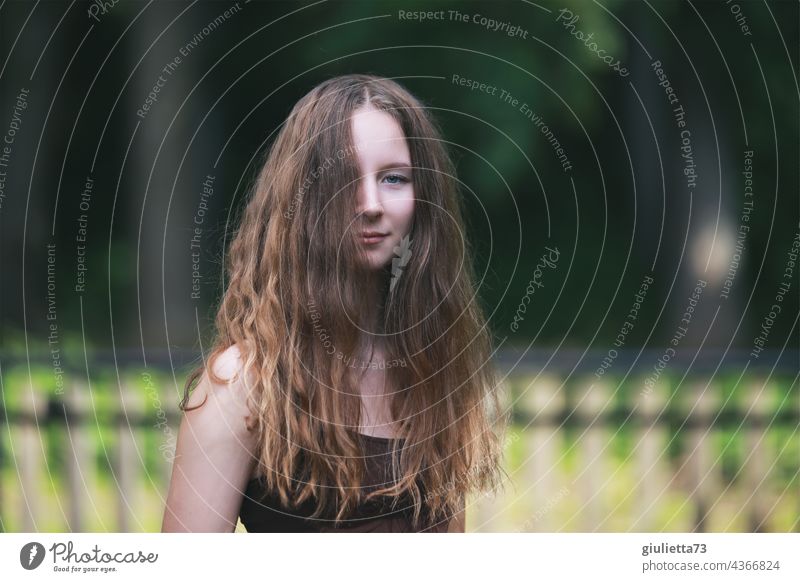 Sommerliches Porträt eines langhaarigen Teenager Mädchens, Naturschönheit Blick positiv Hintergrund neutral Freundlichkeit authentisch amazing cute