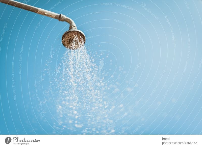 Sommergefühle Sommerdusche Regendusche Dusche Außendusche Gartendusche Wasser Wassertropfen nass blau Himmel feucht Erfrischung erfrischend heiß Hitze