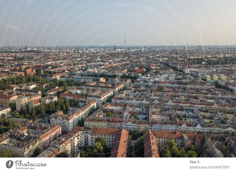 Blick von Pankow über Berlin Fernsehturm Stadt Skyline Berliner Fernsehturm Wahrzeichen Hauptstadt Sehenswürdigkeit Stadtzentrum Architektur Turm Himmel