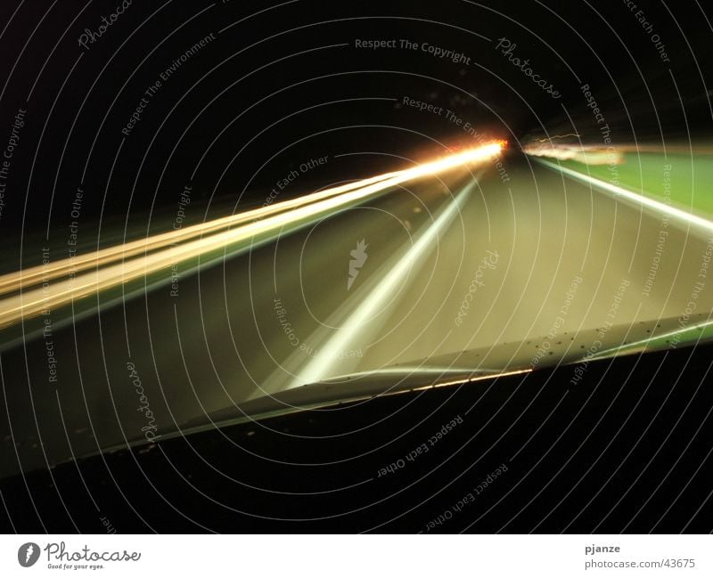Geschwindigkeitsrausch Langzeitbelichtung Nacht Regen Motorhaube Gegenverkehr Verkehr PKW