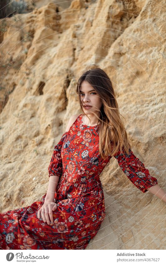 Elegante Frau im Kleid auf sandigem Hügel Sommer elegant Sand ruhig friedlich charmant Schönheit maxi lang Windstille Natur sorgenfrei Gelassenheit Harmonie