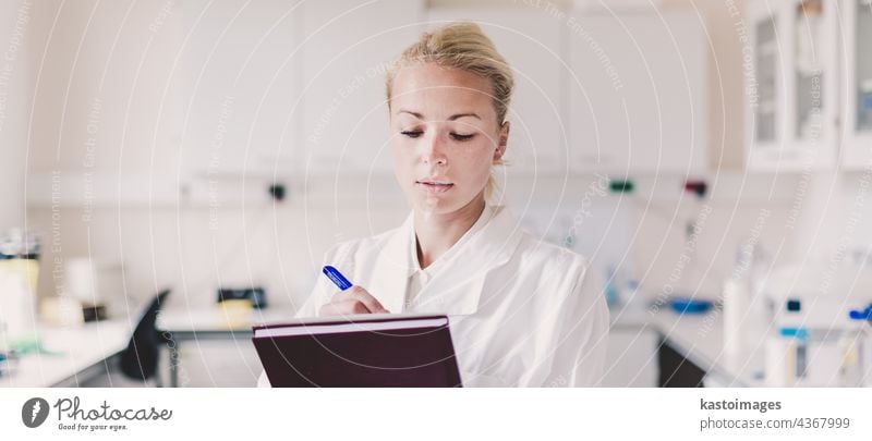 Porträt einer Fachkraft im Gesundheitswesen. Erwachsener Assistent Hintergrund Biochemie Biotechnologie Kaukasier Chemikalie Chemiker Klinik Mantel