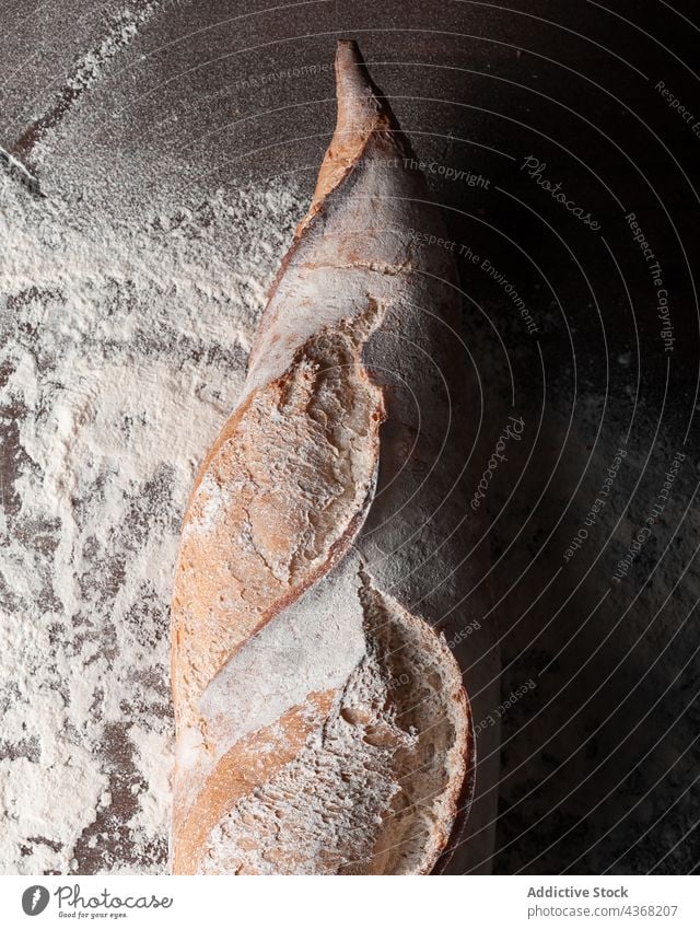 Rustikaler Brotlaib auf Tisch mit Mehl rustikal Baguette gebacken Lebensmittel Knusprig Bäckerei frisch Küche geschmackvoll Kruste kulinarisch Mahlzeit