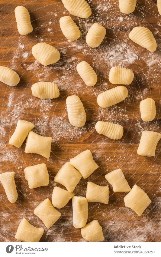 Rohe Gnocchi auf Holztisch roh Spätzle Tisch Koch Reihe Küche heimwärts Mittagessen Lebensmittel Mahlzeit vorbereiten Speise Portion kulinarisch Italienisch