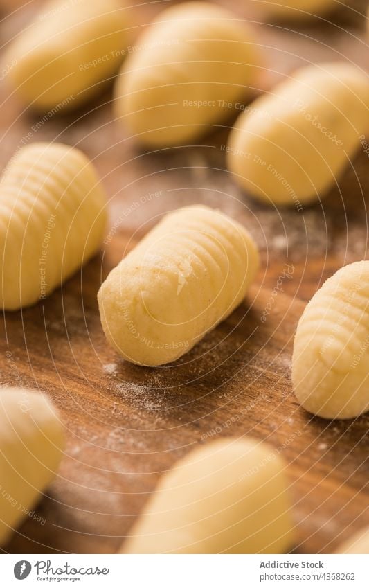 Rohe Gnocchi auf Holztisch roh Spätzle Tisch Koch Reihe Küche heimwärts Mittagessen Lebensmittel Mahlzeit vorbereiten Speise Portion kulinarisch Italienisch