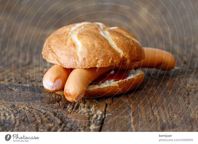 Frankfurter Würstchen im Brötchen frankfurter ketchup rustikal Semmel Fleisch holz fast essen brot gegrillt ungesund fettig Tomate sauce Wurst Rindfleisch