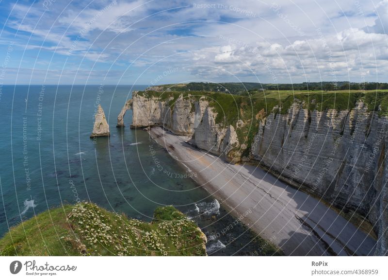 Alabasterküste von Étretat. Normandie Kanalküste Steilküste Meer Fels Stein Seegang Strand beach Küste sea Frankreich france Nordsee Ozean Sandstrand Urlaub