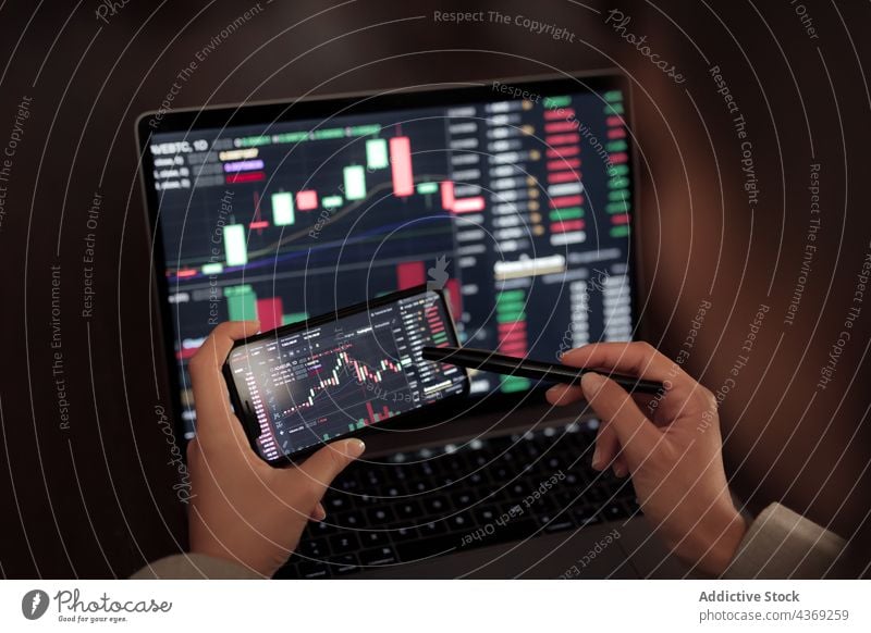 Crop Trader mit Smartphone und Arbeit mit binärer Option Händler Makler Tabelle Handel finanziell benutzend Statistik analysieren graphisch professionell Mobile