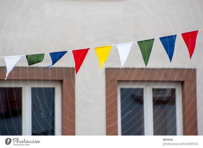 heiter bis naja Girlande Fähnchen Wimpel Fahnen bunt Dreiecke Stoff wenig trüb unlustig Straßenfest Deko Fest Feier feiern farbenfroh farbig rot blau gelb Spaß