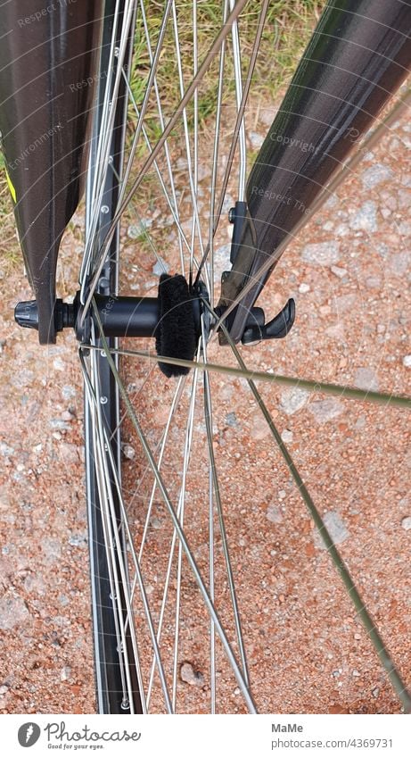 Fahrradnabe und Fahrradspeichen bei Pedelc auf Feldweg Nabe Speichen Vorderrad Mobilität Chrom glänzend silber Strebe Fahrradreifen Gummi Felge schwarz