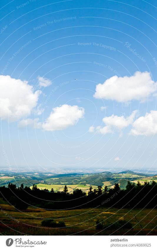 Blick von der Wasserkuppe (Rhön) deutschland dorf ferien hessen idyll kleinstadt landschaft landwirtschaft nordhessen sommer sommerfrische urlaub wald wiese