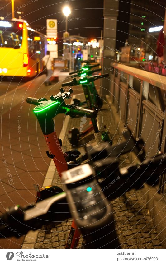 E-Roller am Potsdamer Platz Parkplatz abend abgestellt architektur berlin büro city deutschland dämmerung e-roller e-scooter hauptstadt haus hochhaus innenstadt