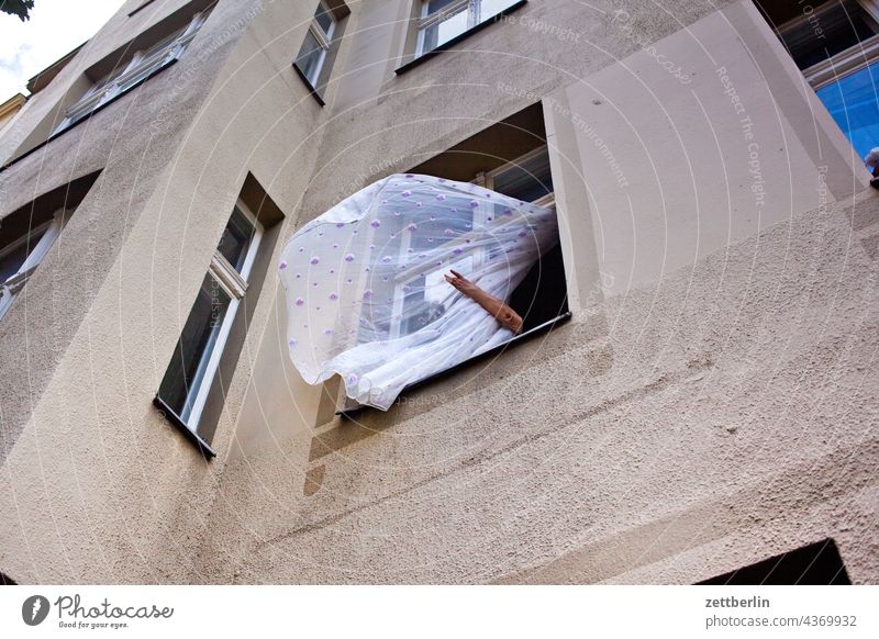 Wehende Gardine wird zur Ordnung gerufen (2) altbau außen durchzug fassade fenster flattern gardine geöffnet haus himmel himmelblau hinterhaus hinterhof