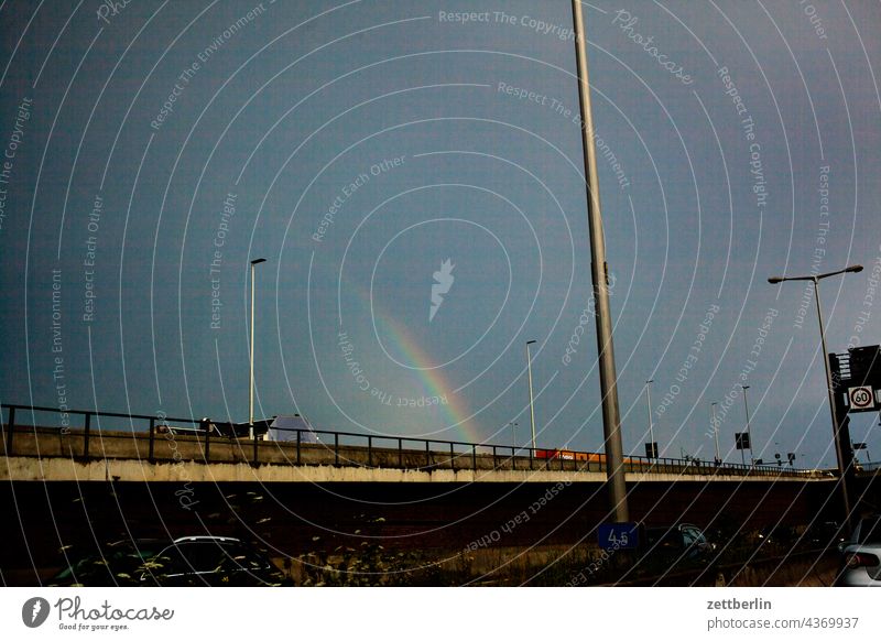 Regenbogen über der Rudolf-Wissell-Brücke, Berlin abend architektur berlin büro city deutschland dämmerung froschperspektive hauptstadt haus himmel hochhaus