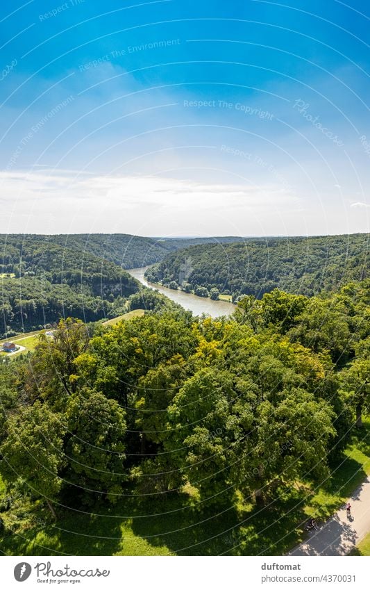 Aussicht auf das grüne Altmühltal bei Kelheim Wasser Donau maritim Schifffahrt Textfreiraum oben Himmel Idylle idyllisch draußen Urlaub Bayern draußensein