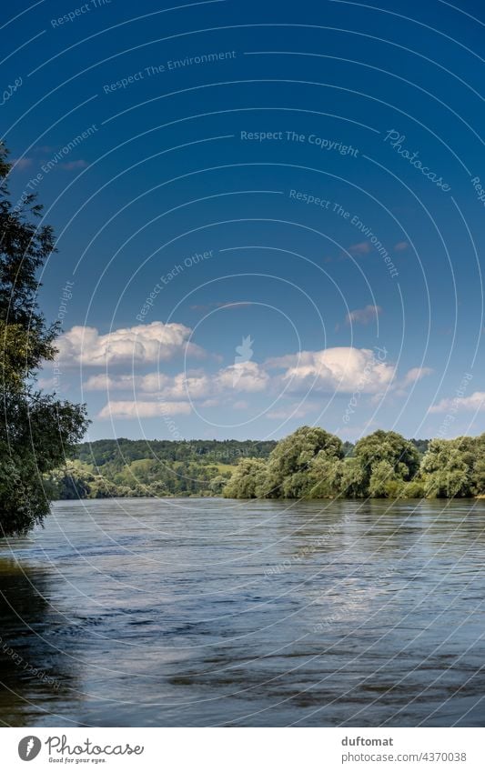 Schiffsüberfahrt auf dem Wasser über die Donau Boot Fähre maritim Schifffahrt Wasserfahrzeug Fischerboot rot Textfreiraum oben Himmel nass Idylle idyllisch