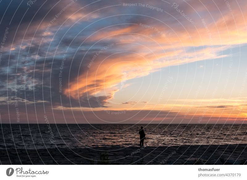 einsame Person am abendlichen Meer Natur Himmel ruhig Ferne Melancholie schöne Wolken Weitwinkel Wasser Gewitter bedrohlich Abschied Abschiedsstimmung