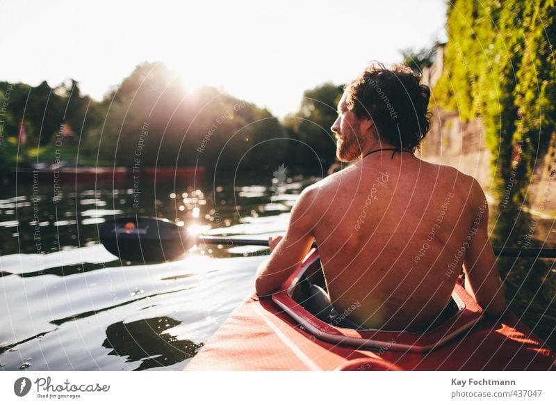 ° Lifestyle Glück Zufriedenheit Erholung ruhig Ausflug Sommer Sommerurlaub Sonne Kajak maskulin Mann Erwachsene Leben 1 Mensch 18-30 Jahre Jugendliche Wasser