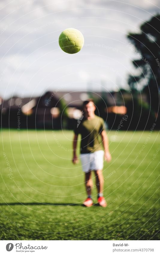 fliegender Fußball und Fußballer Freizeit & Hobby Bewegung Sport Sportler sportlich draußen Fußballplatz Training Erfolg