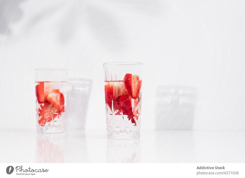 Glas mit kaltem Erdbeergetränk Erdbeeren trinken Eis Beeren frisch aufgießen Sommer natürlich Getränk Entzug Erfrischung lecker geschmackvoll Saft Vitamin