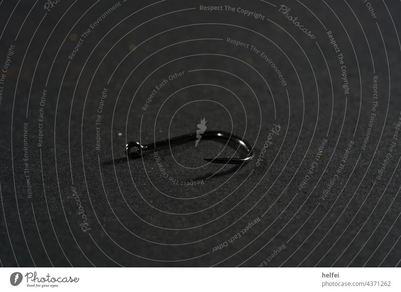 Angelhaken aus Stahl auf dunklem Hintergrund Angeln Freizeit & Hobby Fisch Haken fangen Köder Angelköder fischen Farbfoto Arbeitsgeräte Metall Werkzeug
