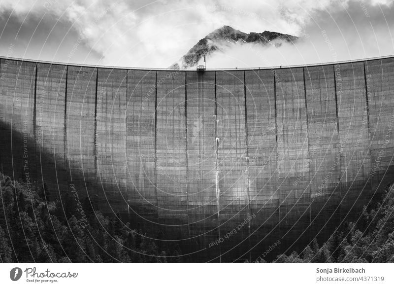 Die Mauer Staumauer Staudamm Stausee Speicher Schlegeis Zillertal Alpen Österreich Europa Tirol hoch Berge Wolken dramatisch schwarzweiß Berge u. Gebirge Himmel