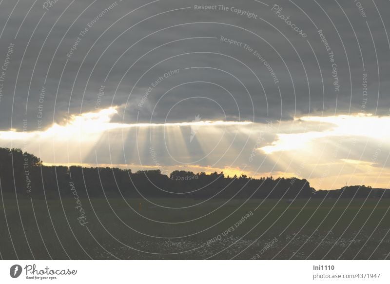 Zwischenräume l am Abendhimmel Naturschauspiel Wetter dramatischer himmel Abendspaziergang Himmel Wolken Wetterfront finster Wolkendecke dunkle Wolken Licht