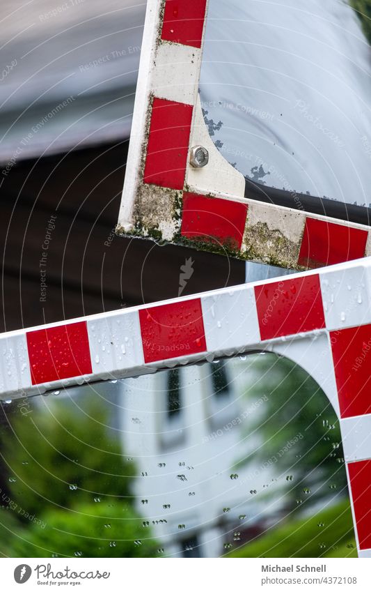 Zwei Verkehrsspiegel Richtungen Sicherheitsspiegel Einblick Einblicke Reflexion & Spiegelung Außenaufnahme Verkehrssicherheit Spiegelbild