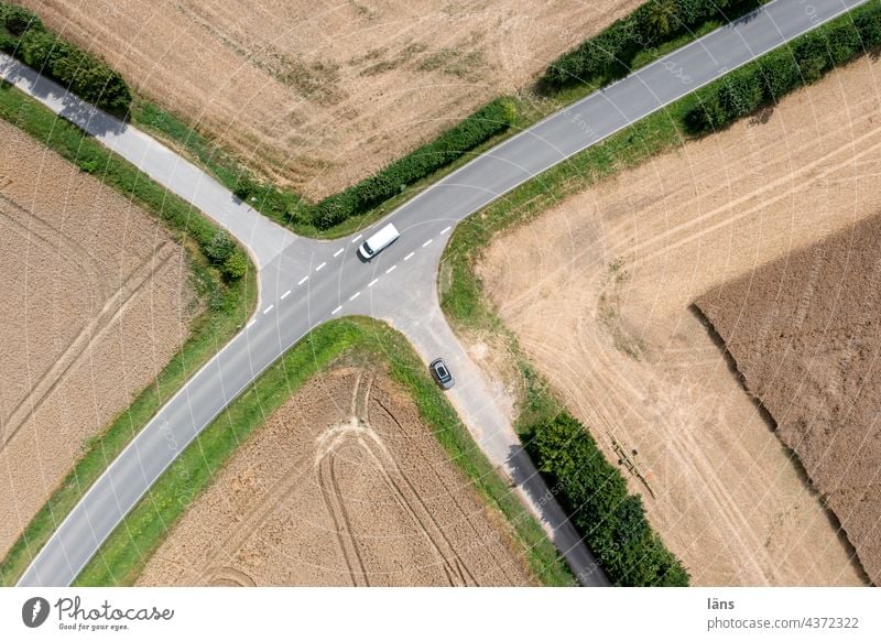 Straßenkreuzung von oben Kreuzung Wege & Pfade Feld Verkehrswege Vogelperspektive Landschaft Farbfoto Linien und Formen Straßenverkehr Luftaufnahme Autofahren