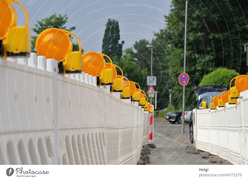 Zwischenräume | Straßenabsperrung mit Warnleuchten an einer Baustelle, ein Weg für Fußgänger bleibt frei Straßensperre Absperrung Bake Fußweg Fahrzeug