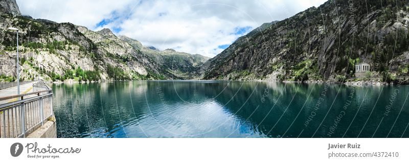 Panoramablick auf den von hohen Bergen umgebenen Cavallers-Stausee, Fluss Noguera de Tor in Ribagorza, Boí-Tal, Pyrenäen Kavalleristen See Taull panoramisch