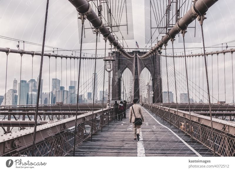 Brooklyn Bridge, New York City. New York State Manhattan amerika Brücke Spaziergang Großstadt Menschen Skyline USA Wolkenkratzer Mann Stadtbild beleuchtet