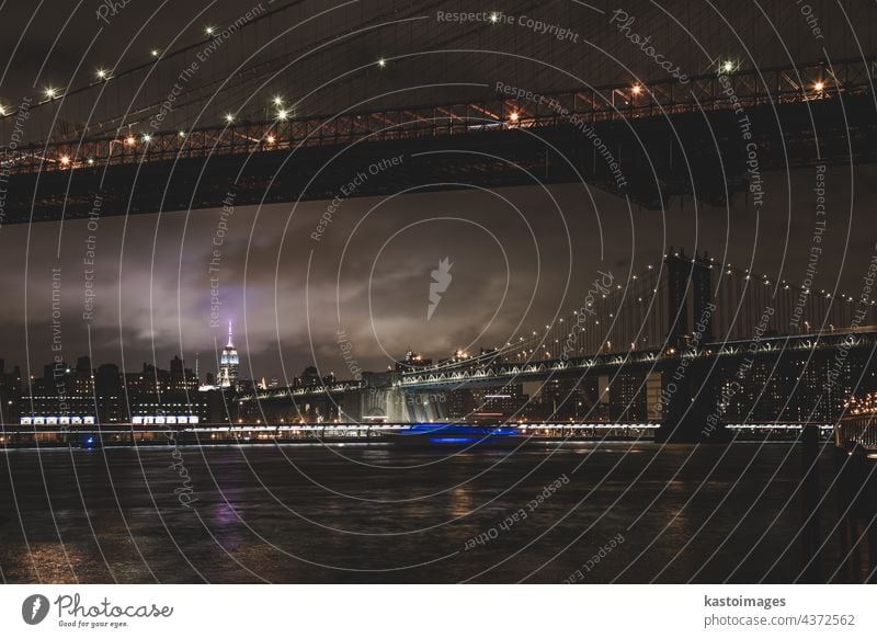 Manhattan-Brücke in der Abenddämmerung, New York City. New York State Manhattan Bridge amerika Großstadt Skyline Brooklyn USA Wolkenkratzer Stadtbild beleuchtet