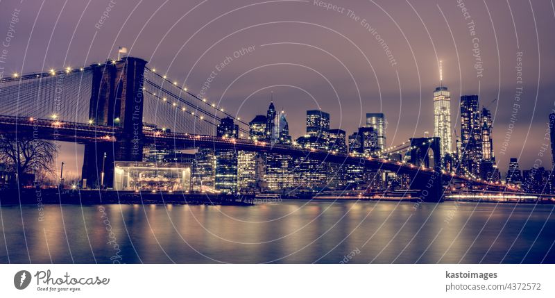 Brooklyn-Brücke in der Abenddämmerung, New York City. New York State Manhattan amerika Großstadt Skyline USA Wolkenkratzer Stadtbild beleuchtet Architektur