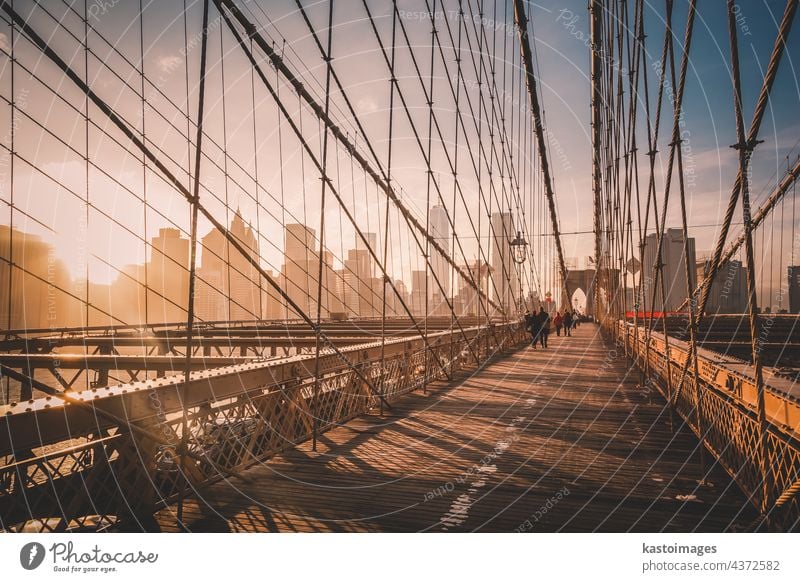 Brooklyn Bridge bei Sonnenuntergang, New York City. New York State Manhattan amerika Brücke Spaziergang Großstadt Skyline Menschen USA Wolkenkratzer Stadtbild