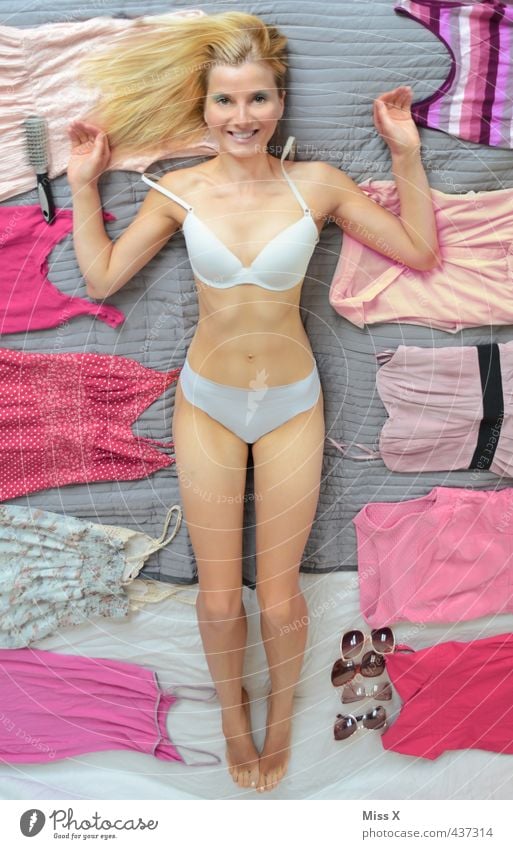 Barbie Reichtum schön Spielen Bett Mensch feminin Junge Frau Jugendliche 1 18-30 Jahre Erwachsene Mode Bekleidung Kleid Unterwäsche Stoff Brille blond