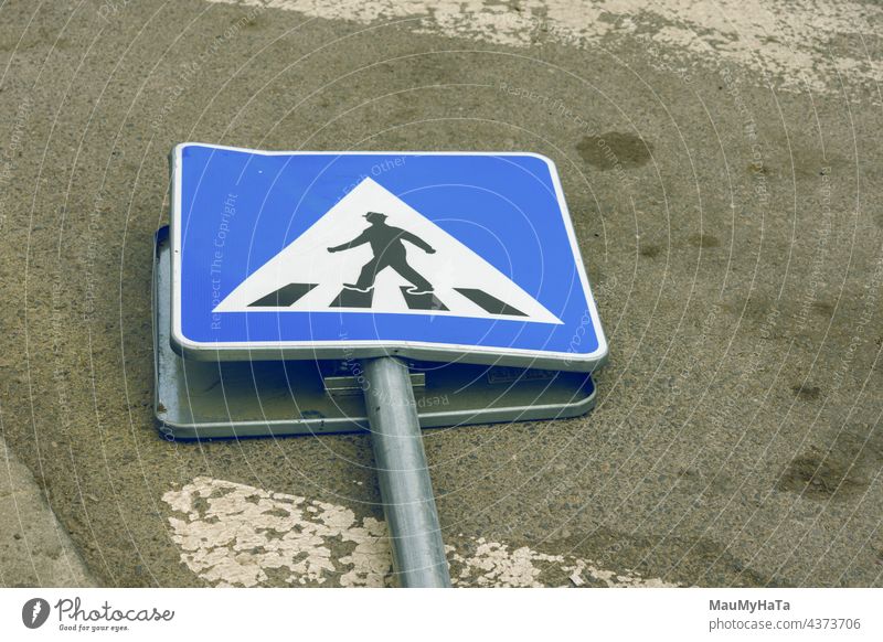 Straßenschild auf der Straße demoliert Verkehrsschild Straßenverkehr Schilder & Markierungen Zeichen Farbfoto Außenaufnahme Verkehrswege Stadt Tag Sicherheit