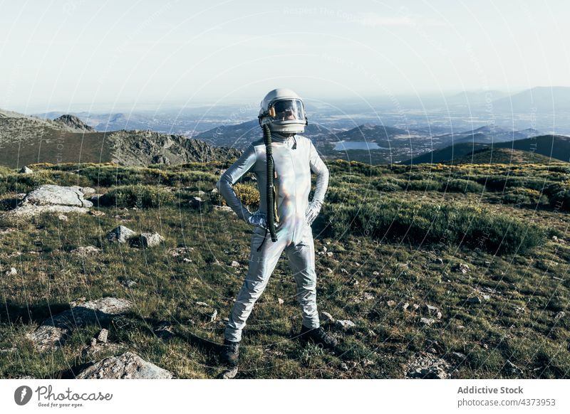 Selbstbewusster Raumfahrer auf dem Lande Landschaft selbstbewusst Missionsstation Mut Konzept Hochland erkunden Wissenschaft Raumanzug männlich Astronaut